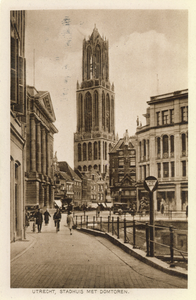 1499 Gezicht op de Oudegracht Weerdzijde te Utrecht met op de voorgrond de Stadhuisbrug, links het Stadhuis en op de ...